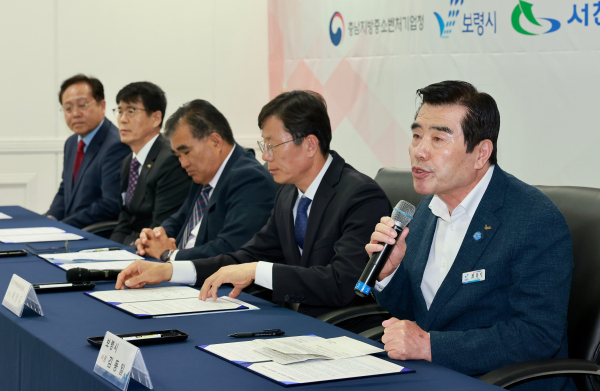 보령시, 서천군, 예산군, 충남중기청, 중진공, 기보 등 6개 기관 ‘한묶음지원 업무협약’ 체결식에서 발언하는 김동일 보령시장