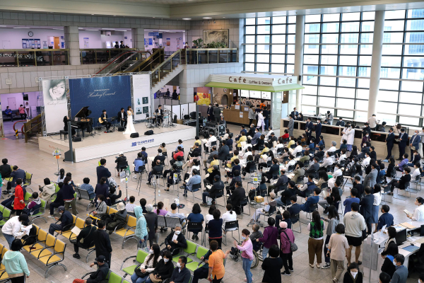 병원 개원 29주년을 기념하기 위한 ‘소프라노 신델라의 힐링 콘서트’ 개최 모습