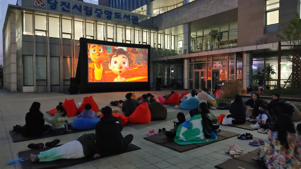 당진시립도서관, 야외영화상영 ‘도서관앤무빔’