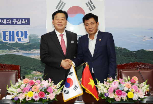 지난 26일 군청 소회의실에서 열린 태안군-베트남 달랏시 간 간담회 모습.