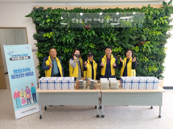 ‘우리동네돌봄단’이 영양 가득 밑반찬 배달을 실시하고 있다