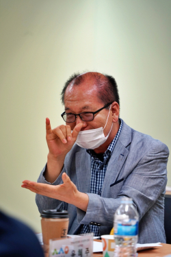 이재만 한국농아인협회 대전시협회 본부장이 수어로 단체 소개와 국제교류 계획을 전하고 있다.