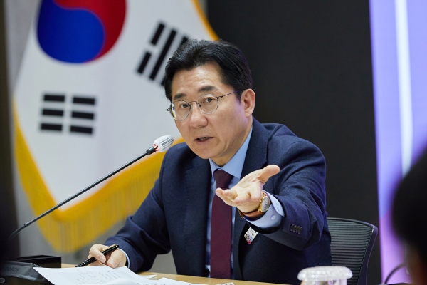 4월 확대 간부회의에서 발언하는 박경귀 시장 모습