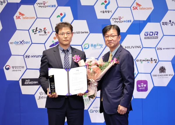 지난 27일 엠버서더 서울 풀만 호텔에서 열린 ‘2023 국가대표 브랜드 대상 시상식’에서 (왼쪽부터)골프존 GDR아카데미 안웅기 상무, 매경비즈 장종회 대표가 기념사진