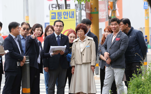 박희조 동구청장이 28일 천동초등학교 통학로를 방문해 학부모들과 대화하고 있다.