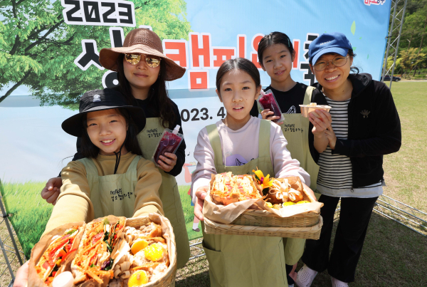 상소요리캠핑축제에 참여한 가족들이 직접 만든 건강 도시락을 뽐내고 있다
