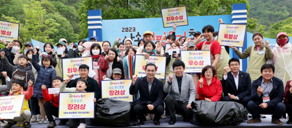 상소캠핑요리축제 요리대회 수상자들이 기념촬영을 하고 있다