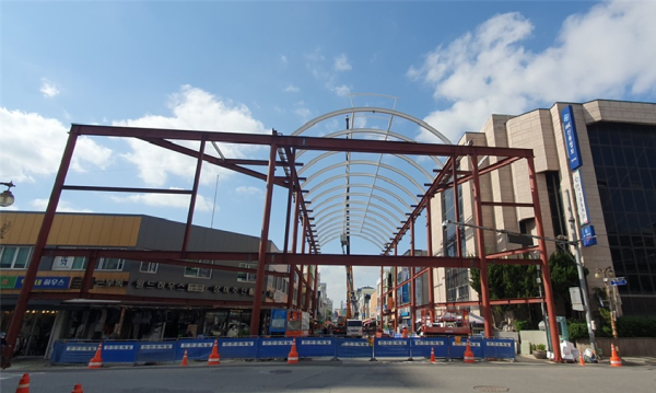 중앙시장 화월통 아케이드 설치 현장모습(4월말 현재)