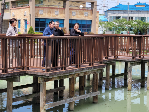 이완섭 서산시장이 지난 30일 테크노밸리 내 절삭유 유출 사고 현장을 방문해 점검하고 있다