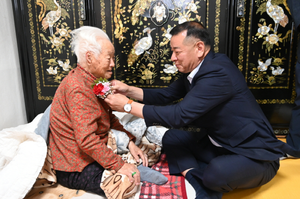 최원철 공주시장, 99세 이상 어르신에 카네이션 전달 방문 모습