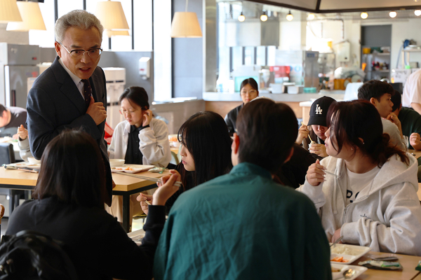 2일 오전 목원대 구내식당인 오병이에서 이희학 총장(왼쪽)이 식사 중인 한 학생과 대화를 나누고 있다.