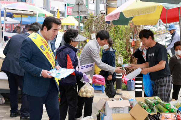생활 속 물 절약 캠페인에 참여하고 있는 김동일 시장 모습