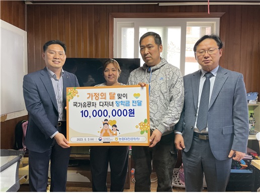 (오른쪽부터) 강만희 대전지방보훈청장, 국가유공자 전옥순, 배우자,              이한수 대전농협공판장 사장