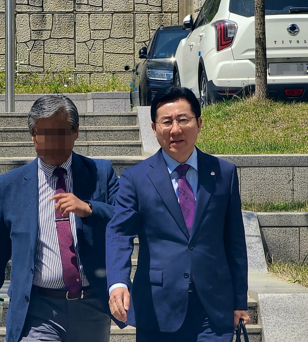 결심공판을 위해 법원에 들어서고 있는 박경귀 시장/박동혁 기자