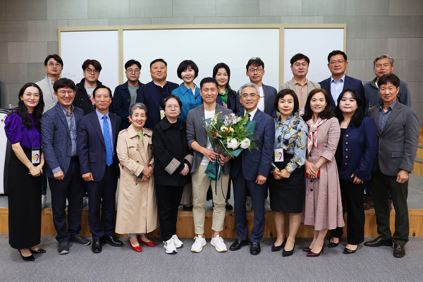 이영표 축구해설위원, 목원대 문화예술원 초청 강연 후 단체사진