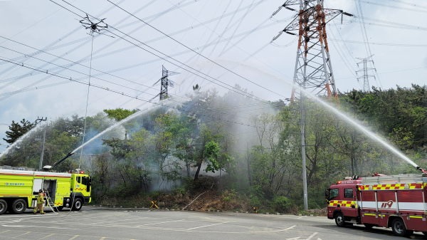 사진은 태안발전본부와 태안소방서가 협력해 산불진압 모의훈련을 하는 모습.