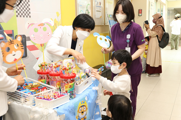 박상흠 병원장과 의료진이 환아들에게 선물을 나눠주며 위로를 전하고 있다.