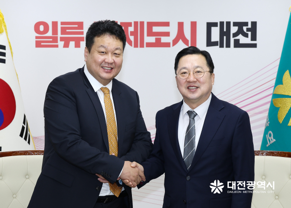 왼쪽부터 박대진 음악감독, 이장우 대전시장