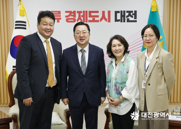 (왼쪽부터) 박대진 음악감독, 이장우 대전시장, 김덕규 대전예당 관장, 김미지 대전예당 마케팅팀장