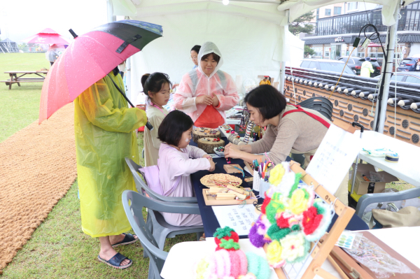 부여 부소산 봄 나들이 축제 현장 모습