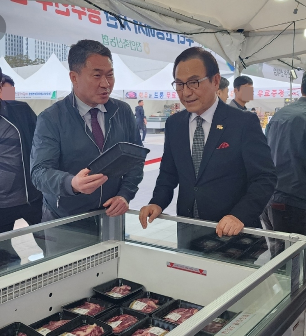 전관규 조합장(좌)이 박상돈 시장(우)에게 한우 부위에 대해 설명하고 있다/박동혁 기자