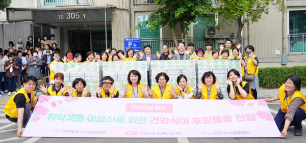 어버이날을 앞두고 종합광고대행 기업 트러플플러스(대표 서만수)로부터 1000만원 상당의 건강 음료를 후원받아 서구·유성구 종합재가센터를 이용하는 독거 및 취약 어르신 700여 명에게 건강 음료를 전달하며 말벗 활동을 펼쳤다.