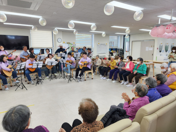 지난 8일 음악어울림팀과 복지관 봉사단이 요양원에서 봉사활동을 하고 있다.
