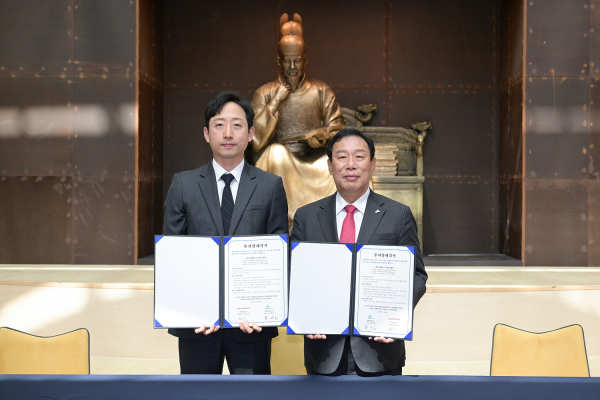 투자협약식 (왼쪽부터 김응수 켐트로닉스대표, 최민호 세종시장)