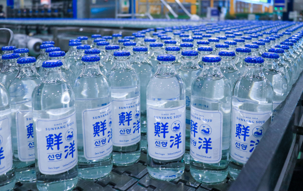 (주)맥키스컴퍼니가 창립50주년을 기념해 한정물량으로 출시한 신제품 선양 소주가 출시 2개월만에 100만 병이 판매되었다