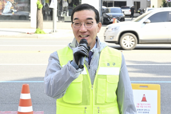 9일 스카이로드에서 진행한 클린동행 행사에 참여한 김광신 중구청장