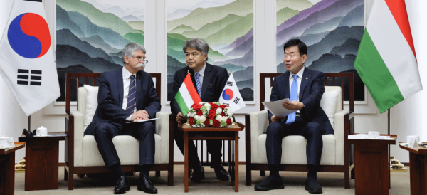 김진표 국회의장은 9일 의장실에서 헝가리 국회의장과 회담을 진행했다.