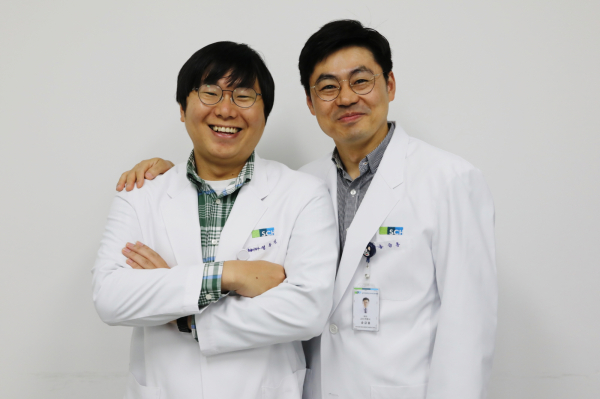 왼쪽부터 정동길, 송금종 교수