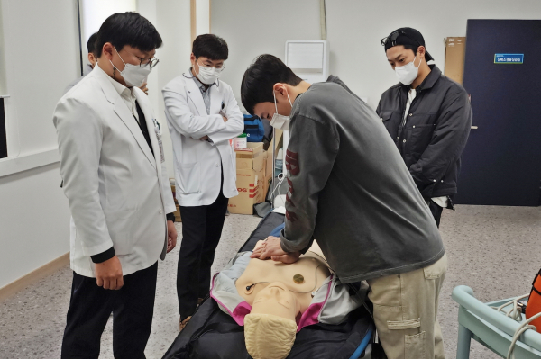 낭만닥터김사부3 배우들의 의료행위 실습 모습