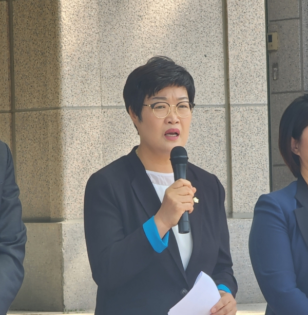 교육지원 경비 예산 집행 중단 철회를 촉구하고 있는 김희영 아산시의회 의장/박동혁 기자