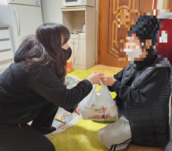예산형 지역사회통합돌봄 밑반찬 서비스 전달