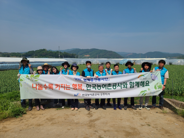 11일 우성면 대성리에 위치한 마늘 재배 농가를 방문 일손돕기 후 단체사진