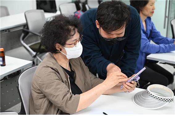 지역 어르신을 위한 실버서퍼 양성 프로젝트 진행