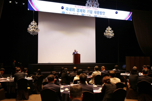 제230차 대전경제포럼 조찬세미나에서 정태희 회장 인사말 모습