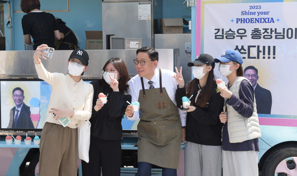 ‘김승우 총장님이 쏜다’ 이벤트에 참여한 학생들이 김승우 총장과 셀카를 찍고 있다.