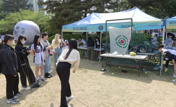 순천향대 ‘2023 Shine your way 피닉시아(PHOENIXIA)’ 축제에 참여한 학생들이 미니 스페셜 올림픽 ‘인형 맞추기’ 부스에 참가하며 즐거워하고 있다.