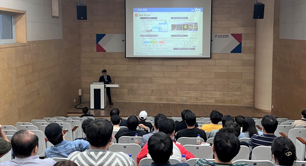 최광남 한국과학기술정보연구원 국가과학기술데이터본부장이 배재대에서 기업 재직자, 학생 등에게 ‘데이터 사이언스와 챗GPT’ 특강을 하고 있다.