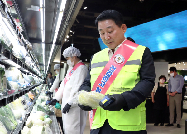 지난 11일 일일 명예식품위생감시원으로 활동하는 서철모 서구청장