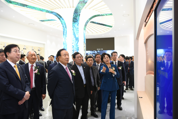 백석역사관 개관식 후 참석자들이 새롭게 개관한 백석역사관, 기독교박물관, 山史현대시100년관, 보리생명미술관을 둘러보고 있다.