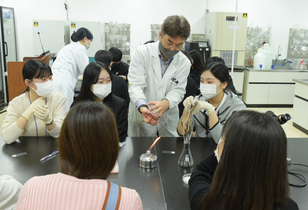 12일 개최된 ‘SCH Open University’에서 순천향대 엄용빈 임상병리학과 교수가 천안 쌍용고 학생들을 대상으로 임상병리학과 전공 체험 ‘감염병의 원인체인 다양한 미생물 배양 및 현미경 관찰’ 실험을 진행하고 있다.