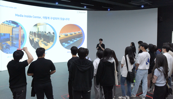 12일 개최된 ‘SCH Open University’에서 학생들이 VR·AR·드론 등 첨단 뉴미디어 인재 양성소인 ‘미디어 인사이드센터’를 투어하고 있다.