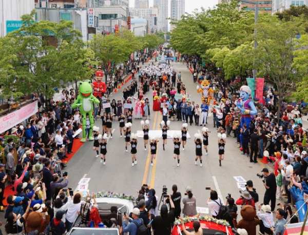 지난 12일 2023 유성온천문화축제 거리퍼레이드 모습