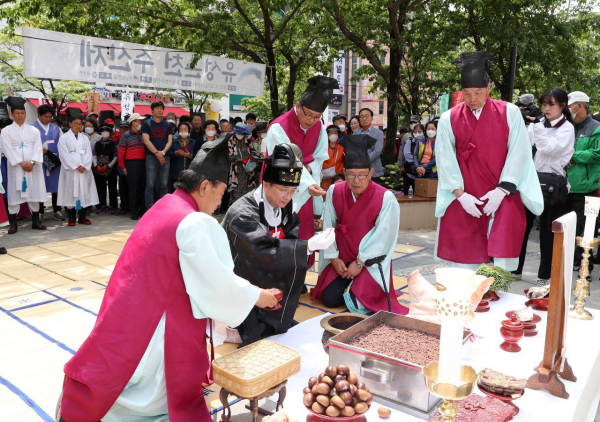 지난 12일 유성온천수신제에 참여하고 있는 정용래 유성구청장(왼쪽, 두 번째)