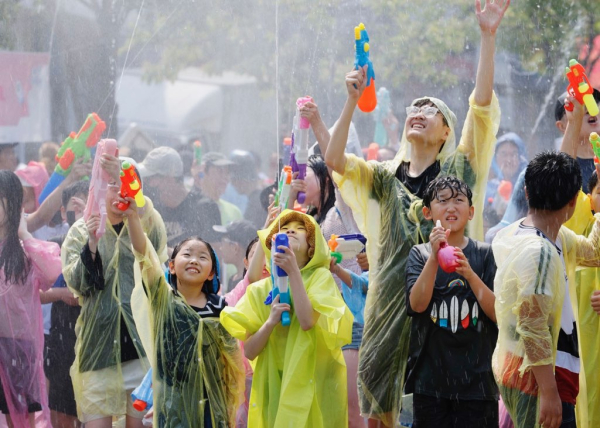지난 13일 진행된 온천수 물총 스플래쉬 모습