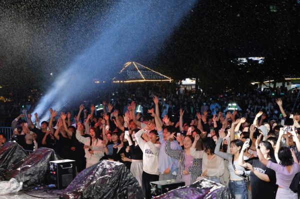 지난 13일 열린 온천수DJ파티가 열린 가운데, 관객들이 공연을 즐기고 있다.