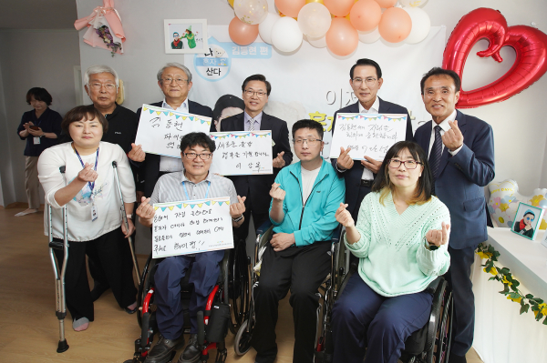 15일 이완섭 서산시장이 석림동 신주공아파트에 자립을 시도하는 김모 씨를 찾아가 격려하고 응원의 메시지를 전달했다